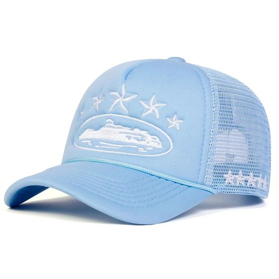 Gorras y gorros en fondo blanco