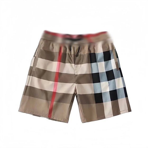 Pantalones cortos en fondo blanco